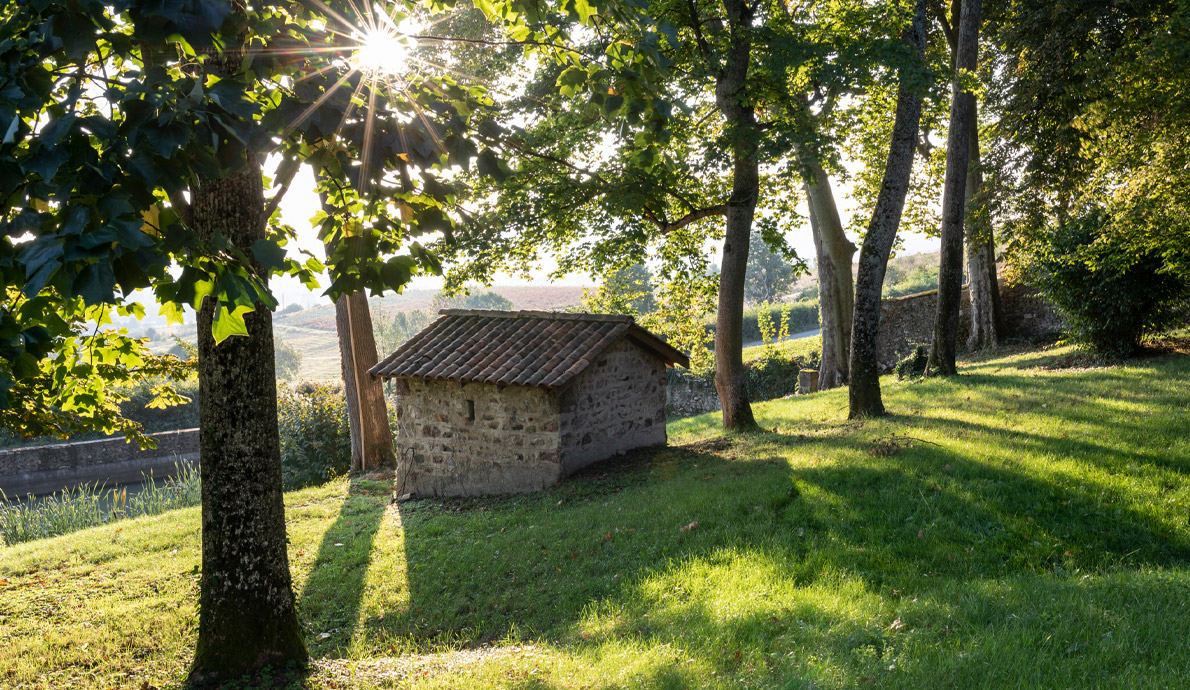 Visiter le Beaujolais permet de découvrir de nombreuses curiosités comme ces cabornes, cabanes typiques